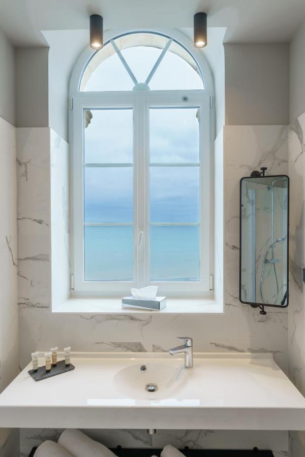 Hotel De La Plage Lion-sur-Mer Exteriér fotografie